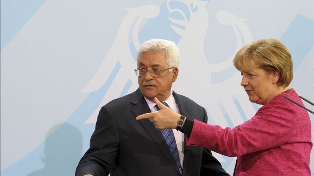 La canciller alemana Angela Merkel junto al presidente de la Autoridad Palestina, Mahmud Abás, en la cancilleria de Berlín, Alemania. EFE