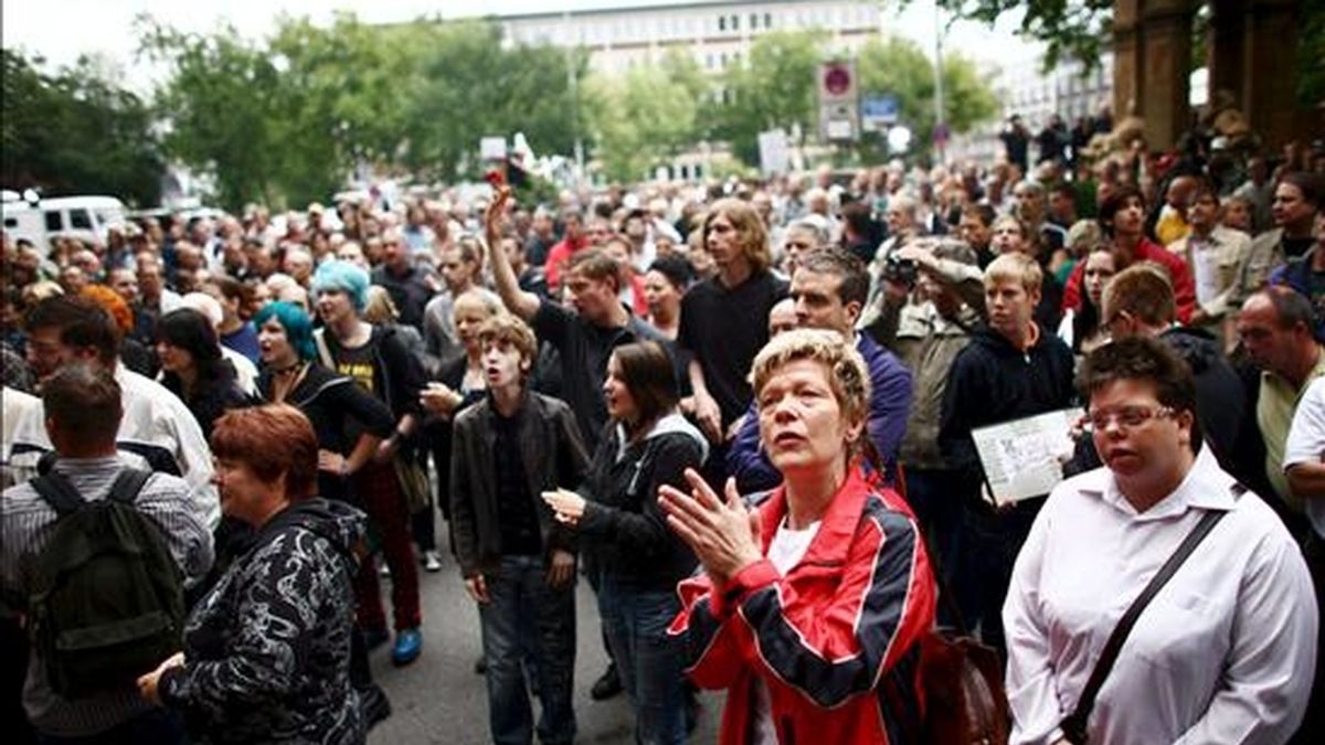 Manifestación por la tragedia del "Loveparade" en Duisburgo (Alemania). Centenares de ciudadanos se concentraron hoy ante el Ayuntamiento de la ciudad para exigir la dimisión del alcalde, Adolf Sauerland, por su presunta responsabilidad en la tragedia del festival tecno, en el que murieron 21 personas. EFE