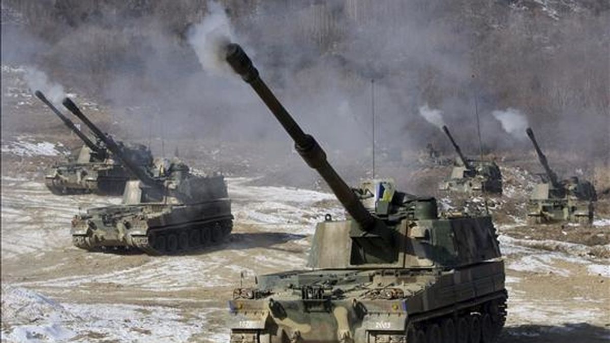 Fotografía de archivo tomada en febrero de 2010 que muestra obuses surcoreanos K-9. Corea del Sur concluyó hoy sus maniobras militares con fuego real en la tensa frontera del Mar Amarillo (Mar Occidental) tras una hora y media de operaciones, informó la agencia surcoreana Yonhap. EFE Fotografía de archivo tomada en febrero de 2010 que muestra obuses surcoreanos K-9. Corea del Sur concluyó hoy sus maniobras militares con fuego real en la tensa frontera del Mar Amarillo (Mar Occidental) tras una hora y media de operaciones, informó la agencia surcoreana Yonhap. EFE
