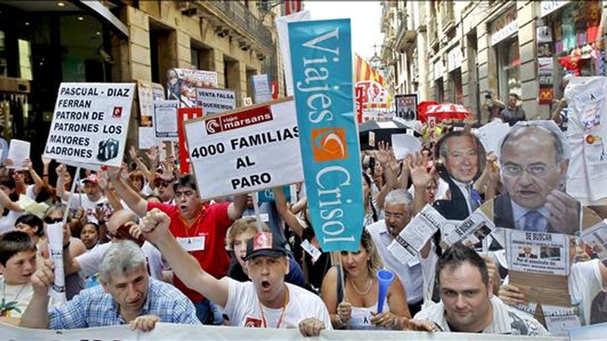 Más de un centenar de trabajadores de las agencias de viaje del Grupo Marsans durante una manifestación en Barcelona. EFE/Archivo
