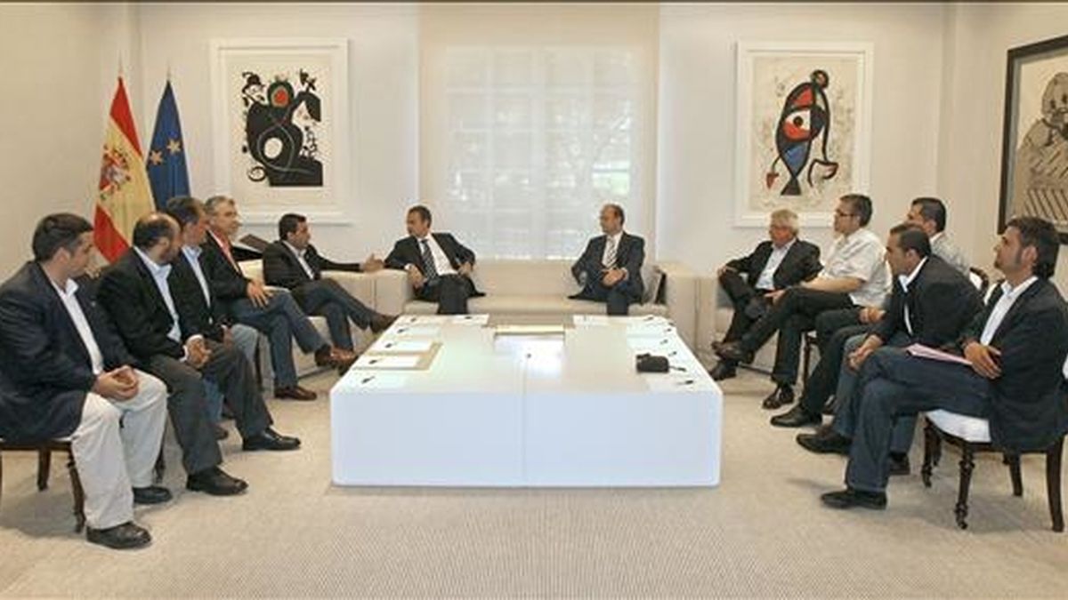 El presidente del Gobierno, José Luis Rodríguez Zapatero (6i), charla con presidente del comité de empresa de Seat, Matías Carnero (6i), a quien recibió hoy en el Palacio de la Moncloa junto a otros representantes sindicales de la compañía automovilística, en una reunión a la que también asistió el ministro de Industria, Turismo y Comercio, Miguel Sebastián (6d). EFE El presidente del Gobierno, José Luis Rodríguez Zapatero (6i), charla con presidente del comité de empresa de Seat, Matías Carnero (6i), a quien recibió hoy en el Palacio de la Moncloa junto a otros representantes sindicales de la compañía automovilística, en una reunión a la que también asistió el ministro de Industria, Turismo y Comercio, Miguel Sebastián (6d). EFE