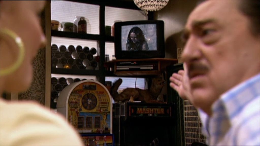 Se confunde y en vez de pedir 1000 euros, pide 900.000