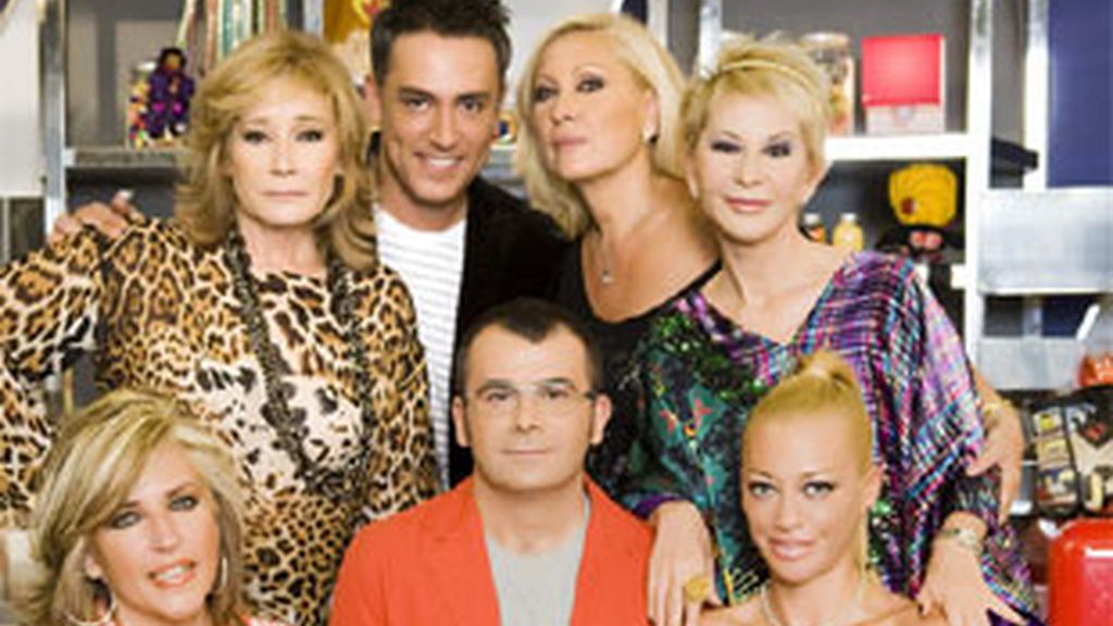 Jorge Javier Vázquez y el equipo de colaboradores de Sálvame. Jorge Javier Vázquez y el equipo de colaboradores de Sálvame.