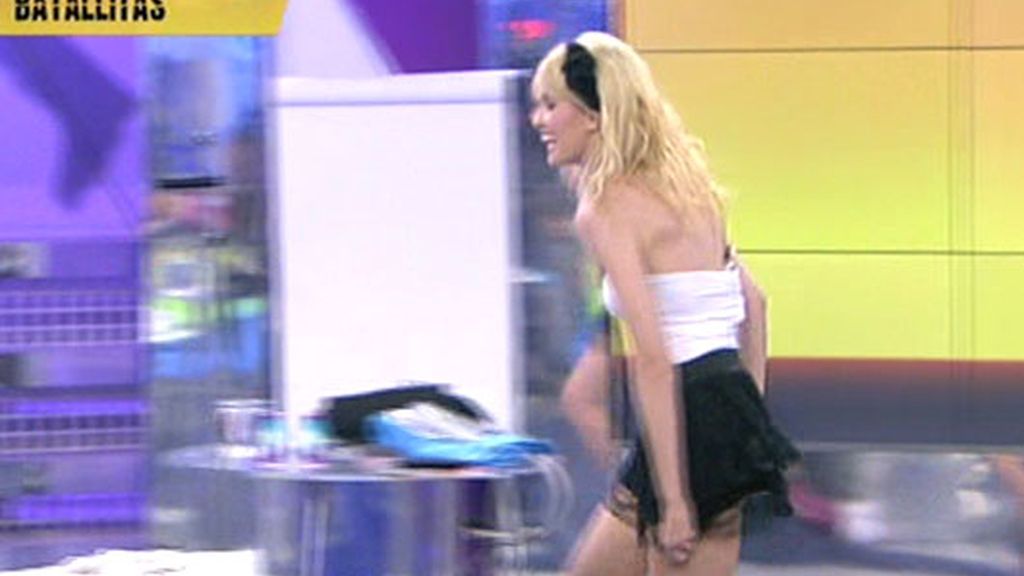 ¡Faldas arriba! ¡Pantalones abajo!