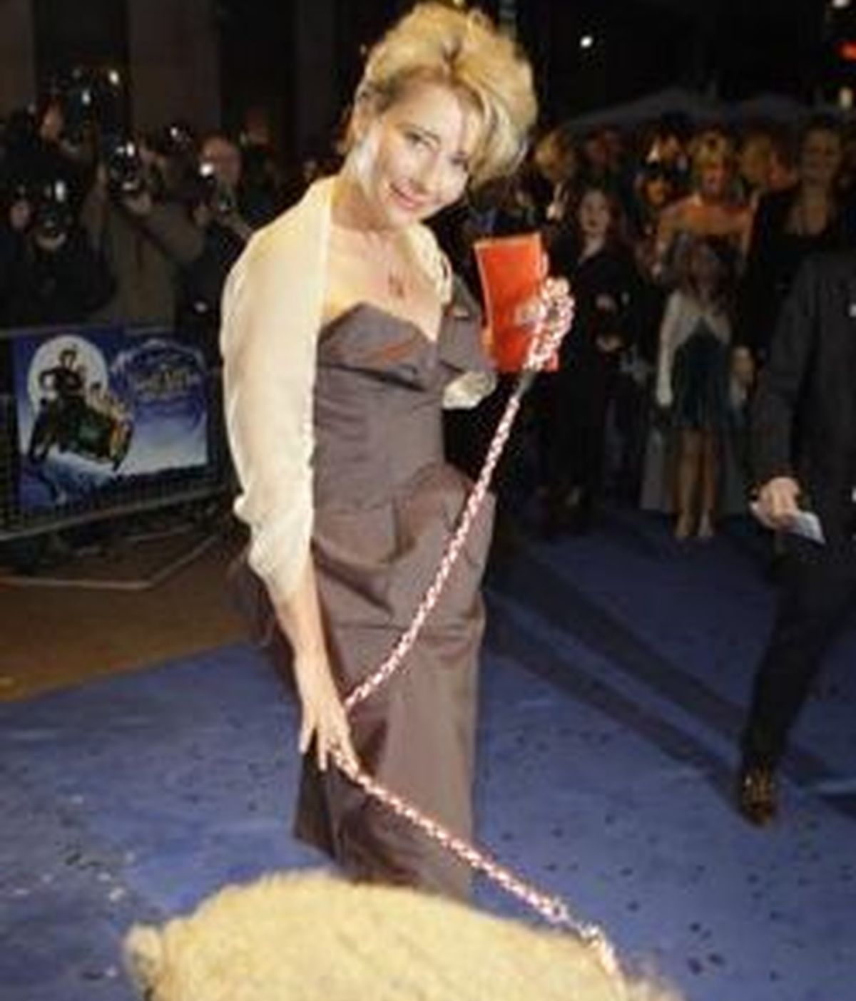 La actriz Enma Thompson con su acompañante, un cerdo, con el que desfiló por la alfombra roja en el estreno mundial en Londres de su nueva película infantil.