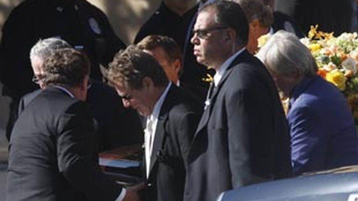 El actor estadounidense Ryan O'Neal carga el féretro de la actriz Farrah Fawcett, durante el funeral que se ha llevado a cabo en Los Ángeles, California (EEUU). Foto: REUTERS