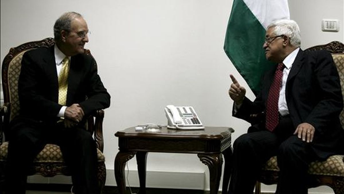 El enviado de EEUU para Oriente Medio, George Mitchell (i), conversa con el presidente palestino, Mahmud Abás, durante su reunión en Ramala (Cisjordania), el 10 de junio de 2009, en el marco de su gira por Oriente Medio. EFE