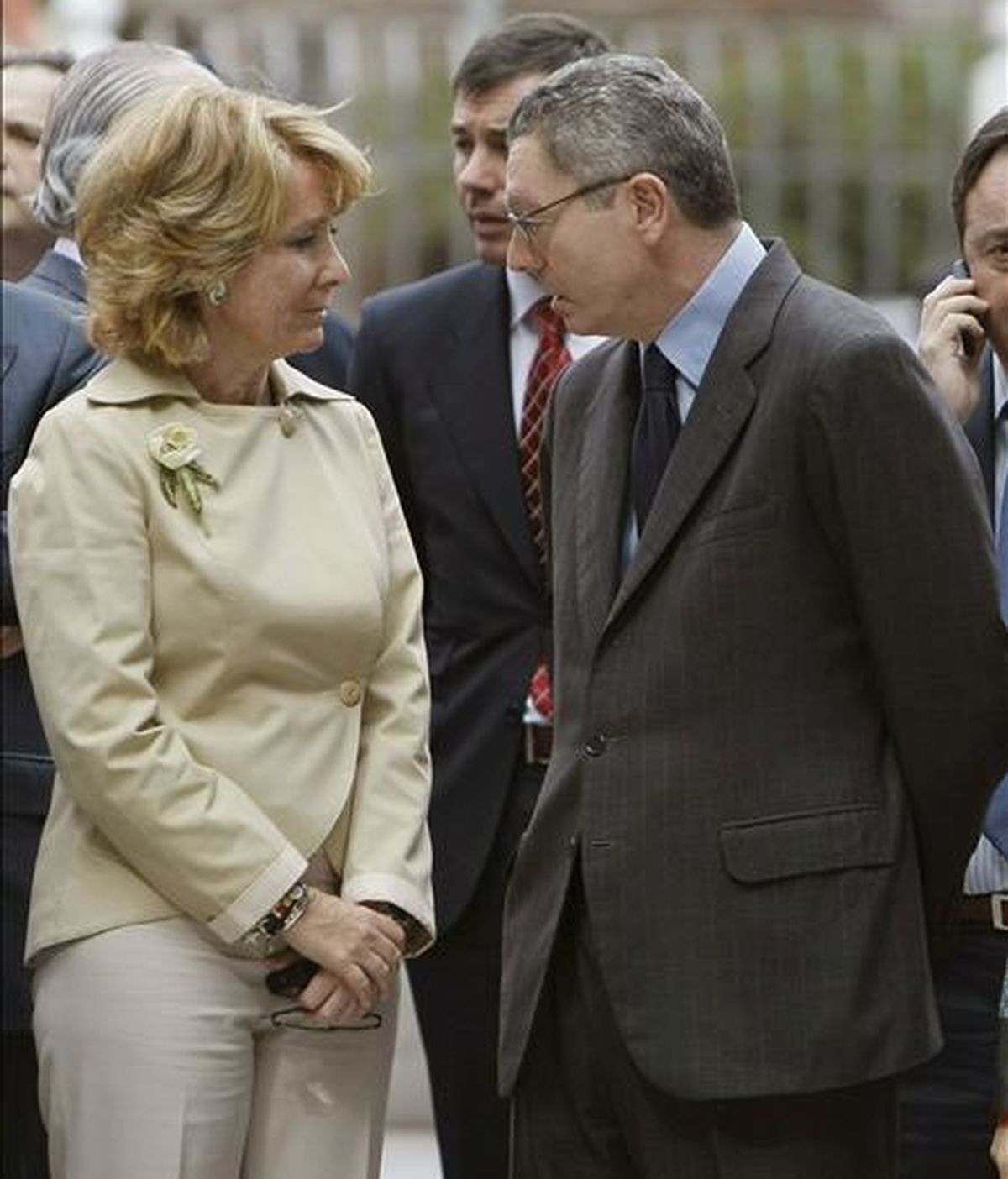La presidenta de la Comunidad de Madrid, Esperanza Aguirre, conversa con el alcalde de Madrid, Alberto Ruiz-Gallardón, durante un acto institucional. EFE/Archivo