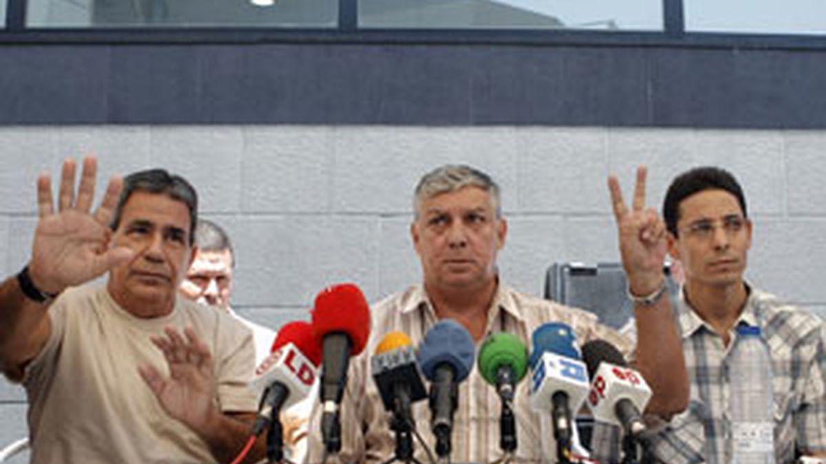 Julio César Gálvez, Ricardo González Alfonso, Normando Hernández y Pablo Pacheco, cuatro de los once disidentes cubanos excarcelados que llegaron a España la pasada semana. Foto: EFE