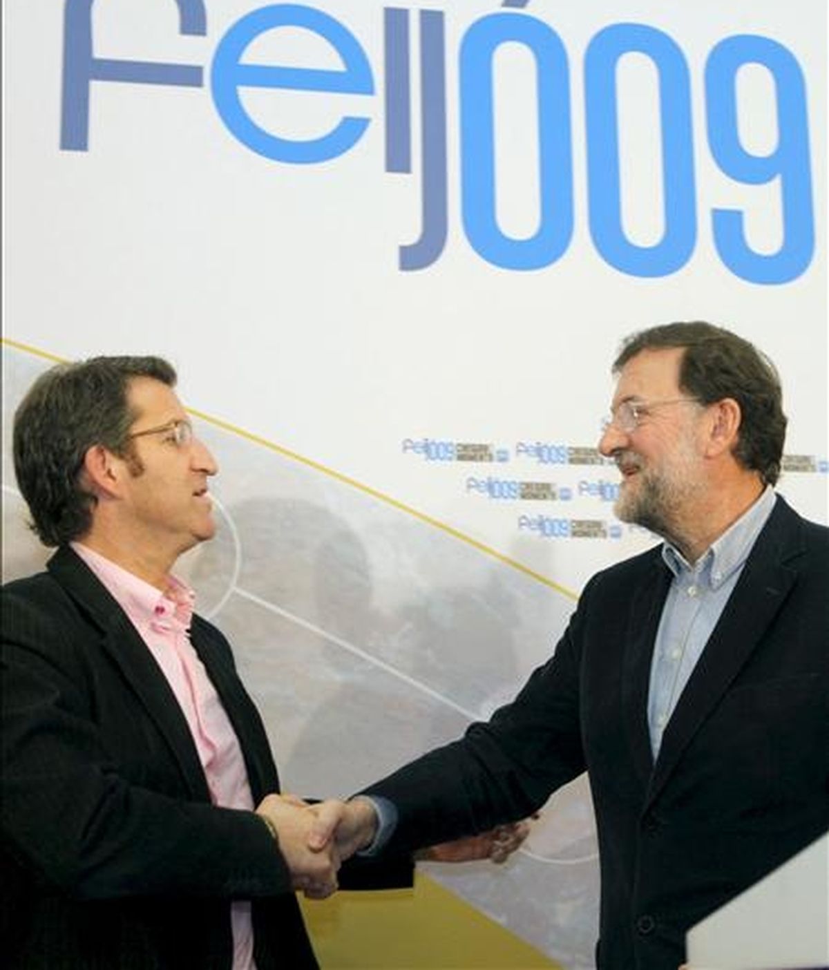 El presidente del Partido Popular, Mariano Rajoy (d), y el candidato a la presidencia de la Xunta de Galicia, Alberto Núñez Feijóo (i). EFE/Archivo