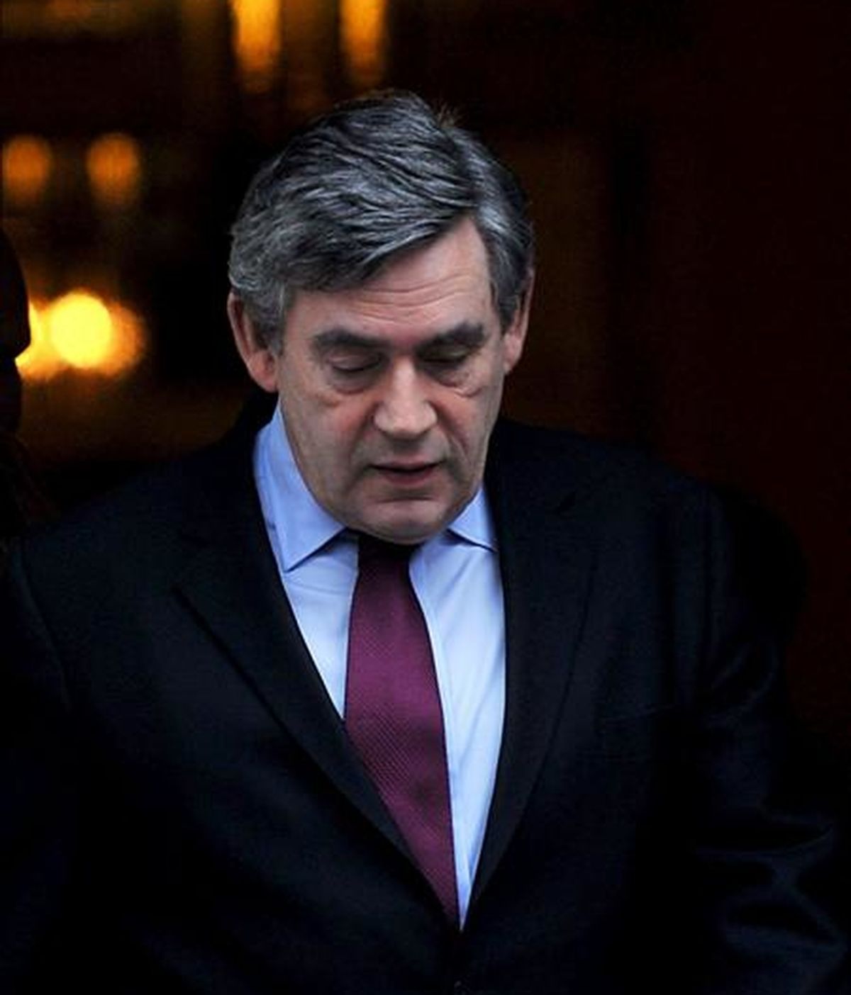 El primer ministro británico, Gordon Brown, abandona su residencia oficial en Downing Street para asistir a una ronda de preguntas en el Parlamento de Londres (Reino Unido), el 4 de febrero de 2009. EFE