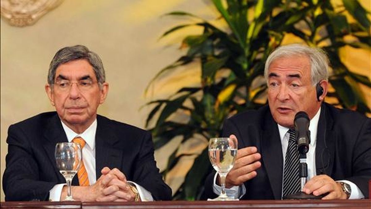 Foto del 11 de diciembre de 2008 del director del FMI, Dominique Strauss-Kahnn (d), y el presidente de Costa Rica, Óscar Arias (i), durante una visita de Strauss-Kahnn al país centroamericano. EFE/Archivo