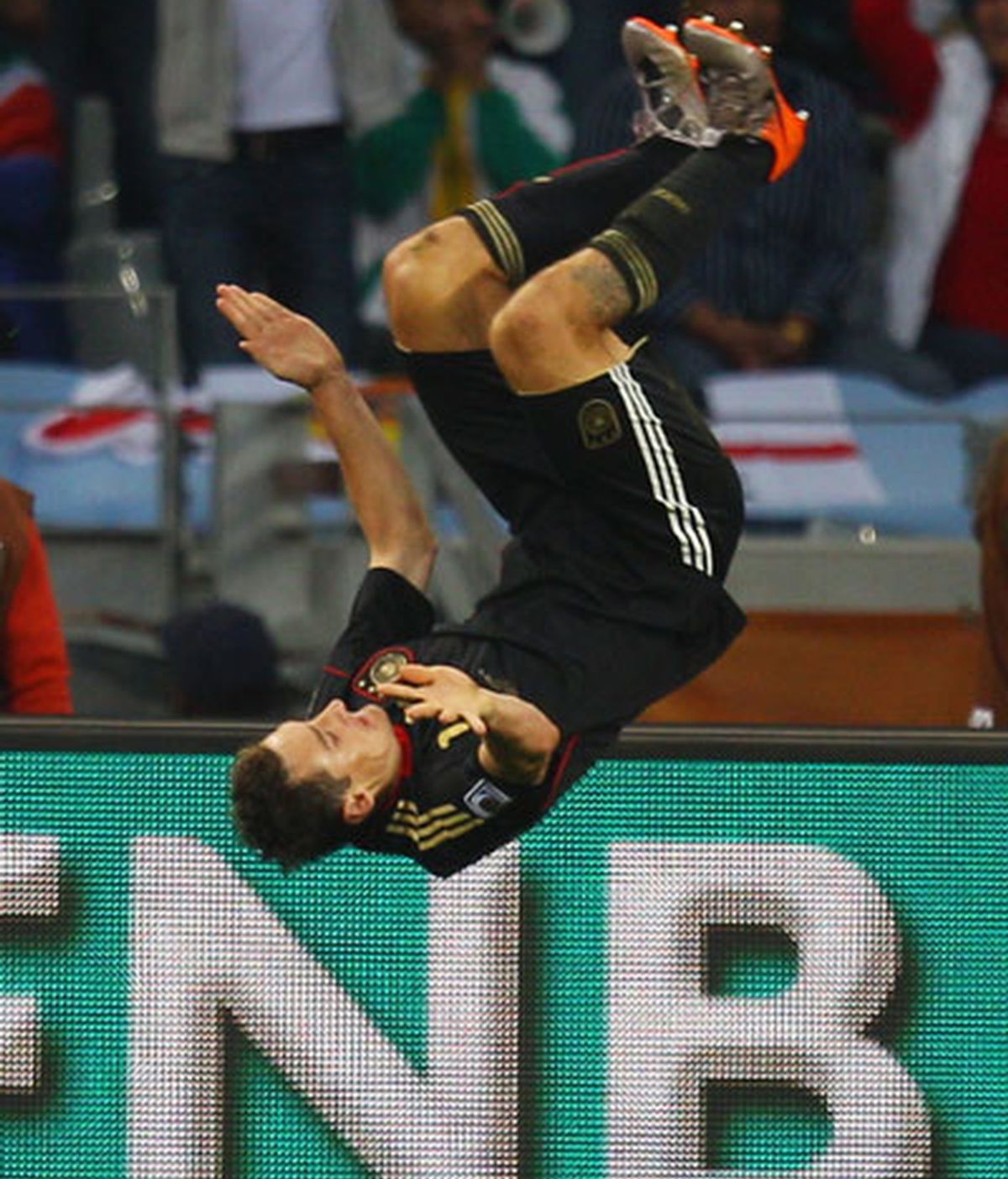 Klose celebra uno de los goles que le marcó a Alemania