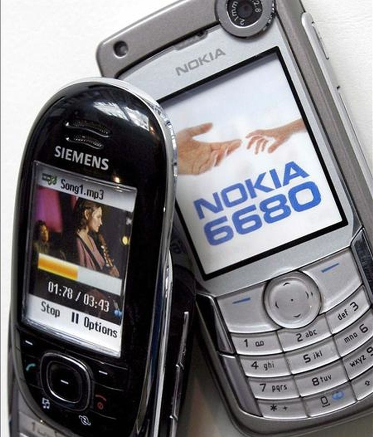 Imagen de dos teléfonos móviles de marca Siemens (i) y Nokia, en Múnich. EFE/Archivo