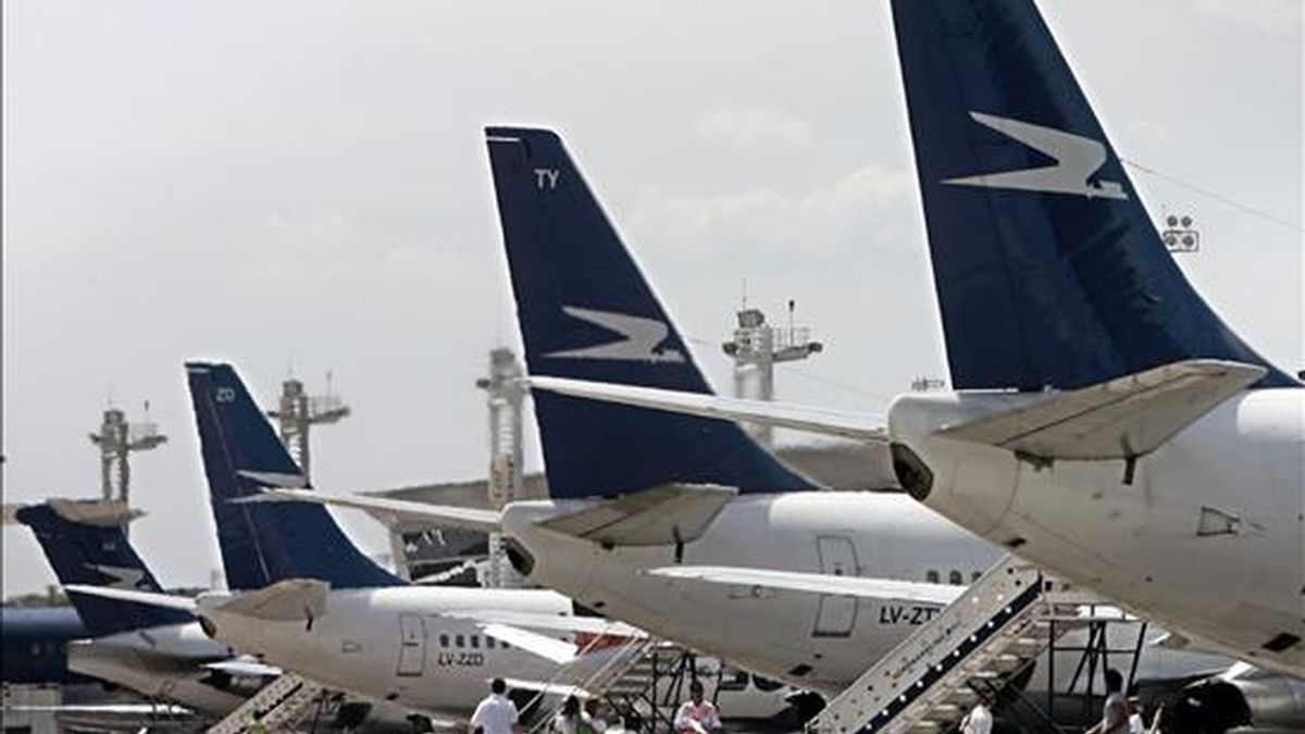 Aviones de Aerolíneas Argentinas estacionan en el aeropuerto metropolitano de la ciudad de Buenos Aires. EFE/Archivo
