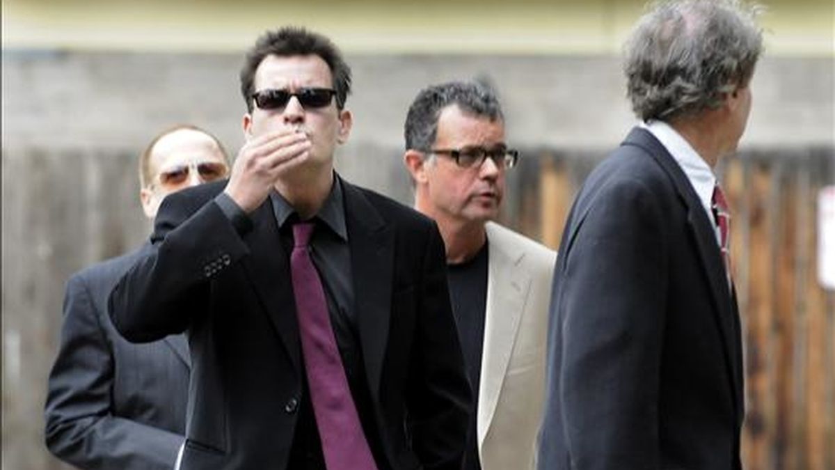 El actor estadounidense Charlie Sheen lanza un beso al entrar este 2 de agosto a la corte del condado de Pitkin en Aspen, Colorado (EEUU). EFE