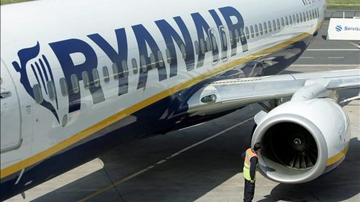 Un avión de la aerolínea Ryanair, en el aeropuerto de Belfast (Reino Unido). EFE/Archivo
