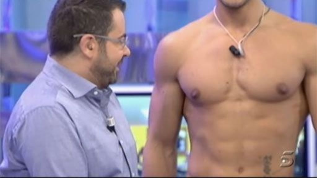 Jorge y Belén hablan a unos pechos