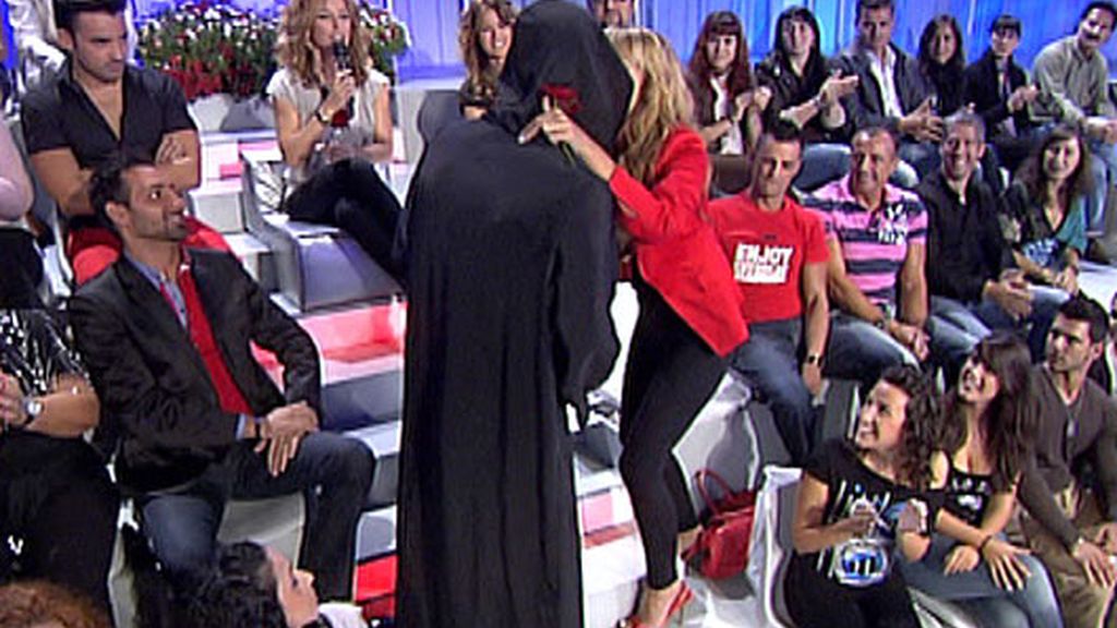 Fabián se sienta en el trono