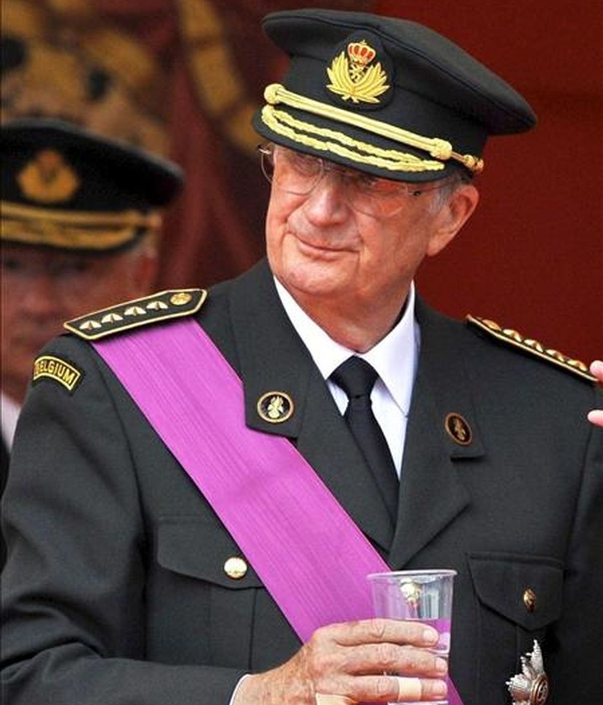 El rey Alberto de Bélgica observa el desfile militar celebrado en ocasión del Día Nacional de Bélgica, en julio de 2009. EFE/Archivo