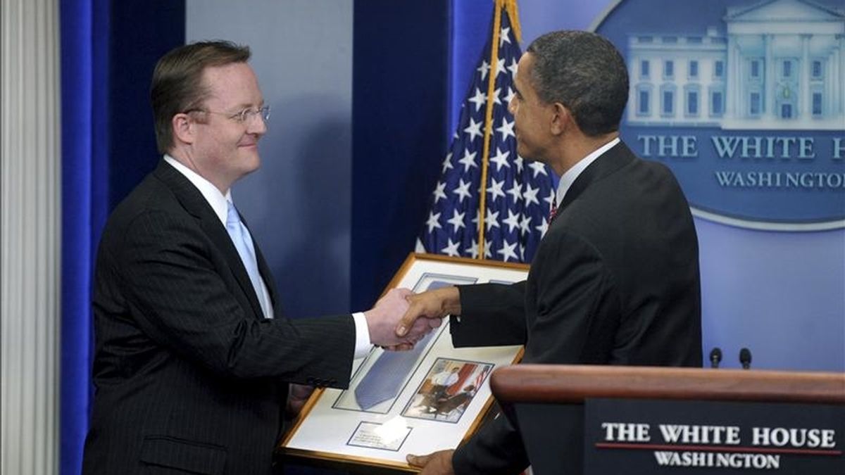 El presidente de Estados Unidos, Barack Obama (d), entrega a Robert Gibbs (i) una corbata de la Convención Nacional Democráta 2004, durante sus últimos días como portavoz de la Casa Blanca, en Washington DC, EE.UU. EFE