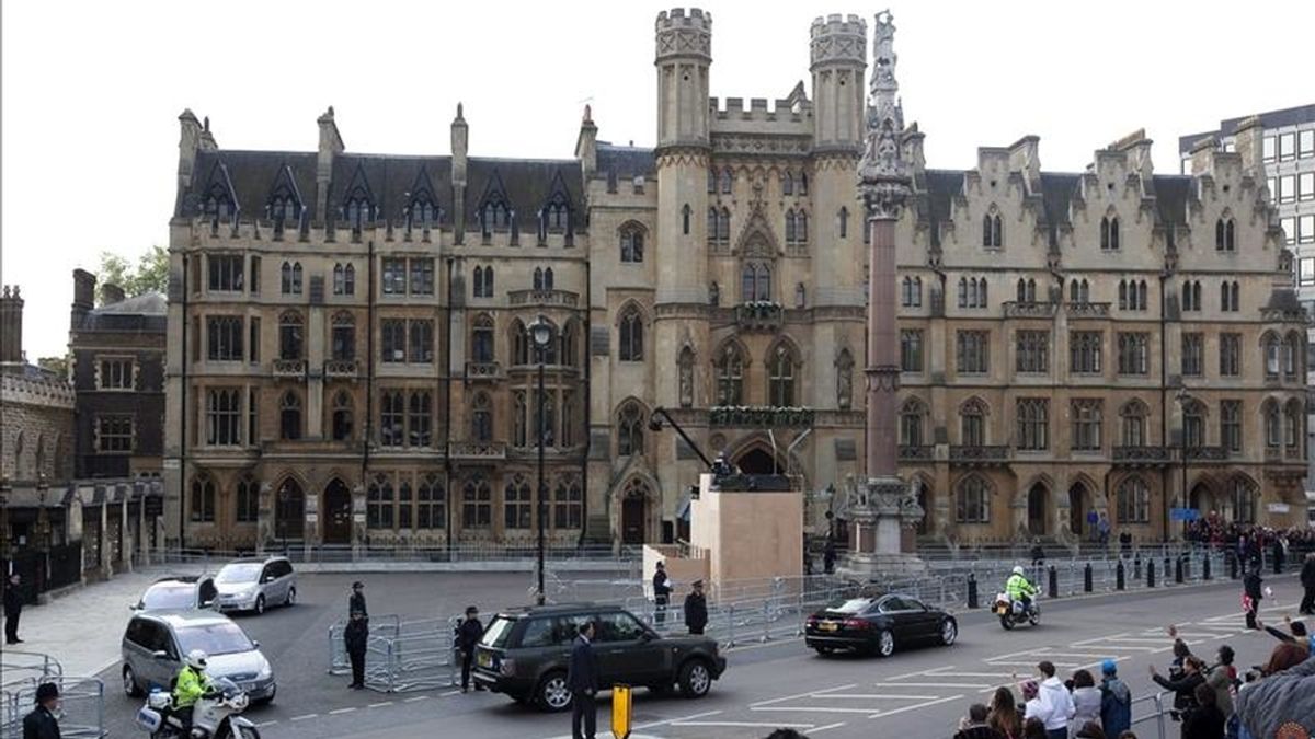 Policías escoltan el convoy que lleva Kate Middleton, el príncipe Guillermo y su hermano, el príncipe Enrique, de la abadía de Westminster en Londres, Reino Unido, hoy jueves 28 de abril de 2011, a falta de un día de la boda del príncipe Guillermo con Middleton. EFE