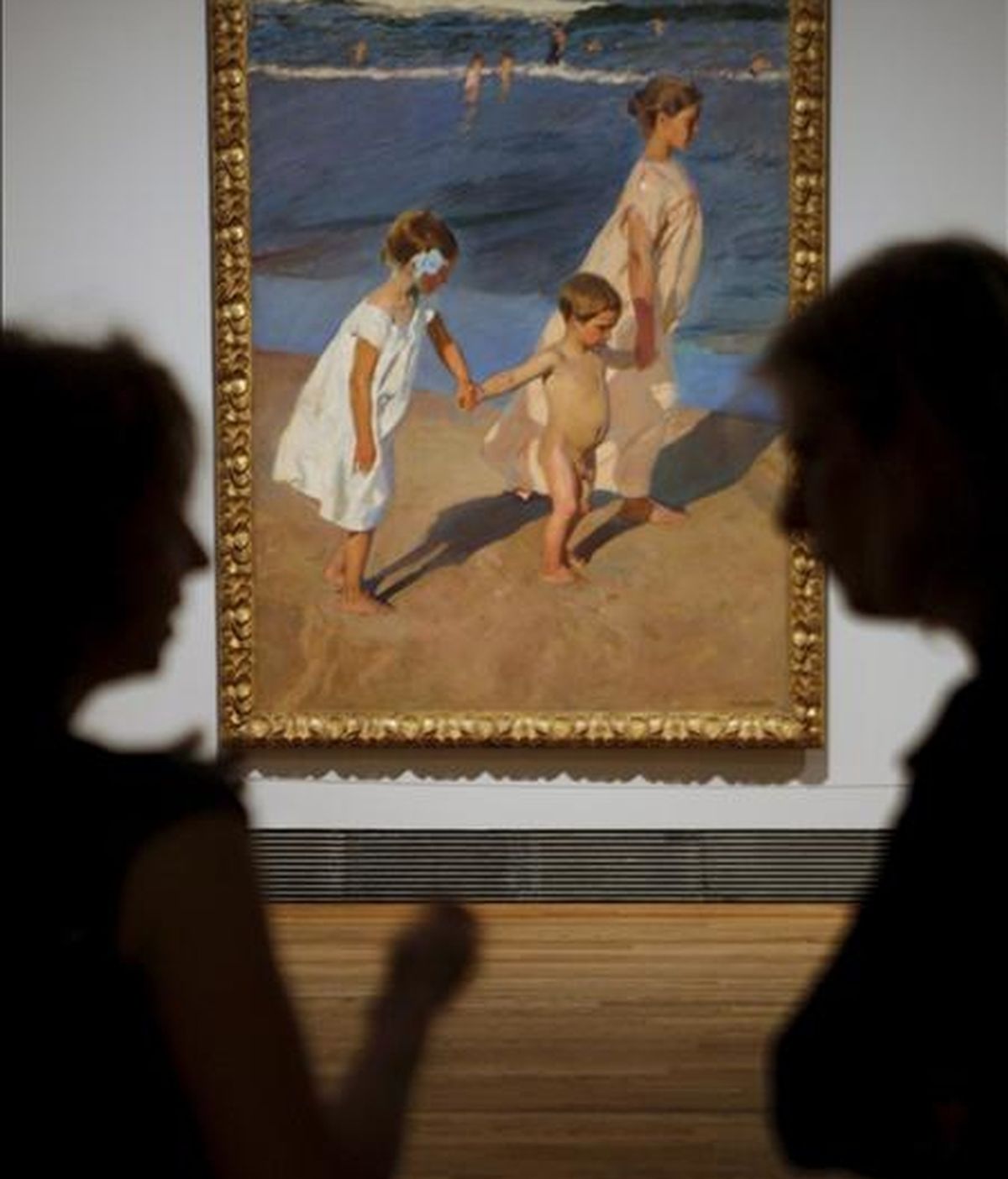 Dos mujeres charlan delante del cuadro de Joaquín Sorolla "Al baño", obra incluida en la mayor exposición antológica dedicada hasta la fecha al pintor, del que el Museo del Prado. EFE/Archivo