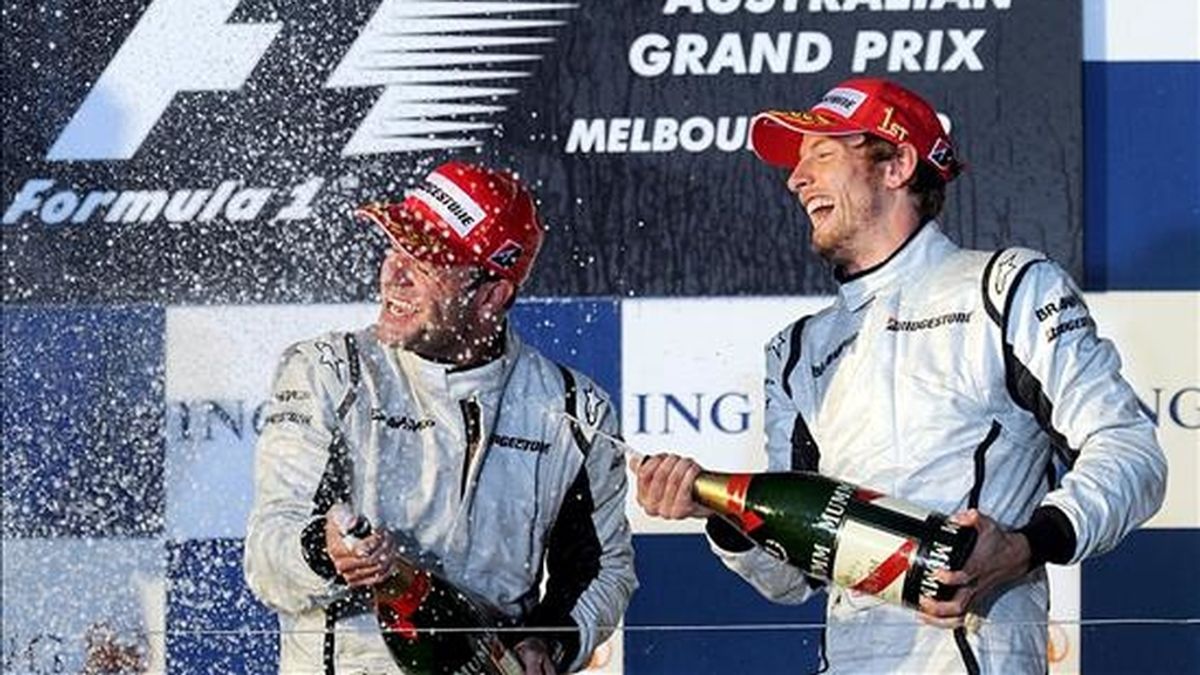 Los difusores al límite del reglamento superaron al KERS. En la imagen, el piloto de Brawn GP Jenson Button (d) celebra con su compañero Rubens Barrichello (i) ayer en el podium del Gran Premio de Australia de Fórmula Uno. EFE