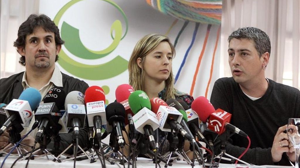 Los miembros de la coalición Bildu, Pello Urizar (i), secretario general de EA, la independiente y candidata número dos por Bilbao Aitizber Ibaibarriaga (c), y Oscar Matute (d), de Alternatiba, durante la rueda de prensa de hoy. EFE