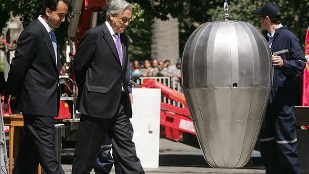 El presidente de Chile, Sebastián Piñera (c), y el alcalde de Santiago, Pablo Zalaquett (i), participan durante la ceremonia de depósito y sellado de la Cápsula Bicentenario. Este contenedor de acero inoxidable lleva dentro 132 objetos considerados representativos de la sociedad actual. EFE El presidente de Chile, Sebastián Piñera (c), y el alcalde de Santiago, Pablo Zalaquett (i), participan durante la ceremonia de depósito y sellado de la Cápsula Bicentenario. Este contenedor de acero inoxidable lleva dentro 132 objetos considerados representativos de la sociedad actual. EFE