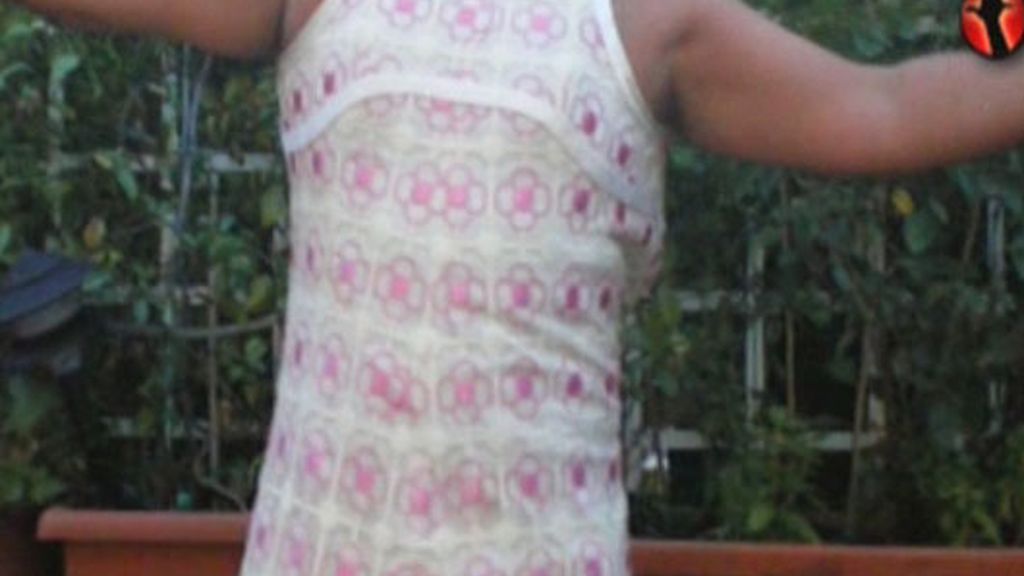 J.J. se embute en el traje del 'La, la, la'