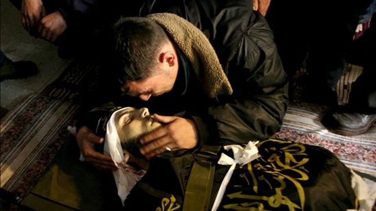 Imagen tomada el pasado 5 de marzo,  que muestra al hermano del militante de la Yihad Islámica, Khaled Shaalan, durante su funeral en la ciudad de Beit Lahaiya, en el norte de la franja de Gaza. EFE/Archivo