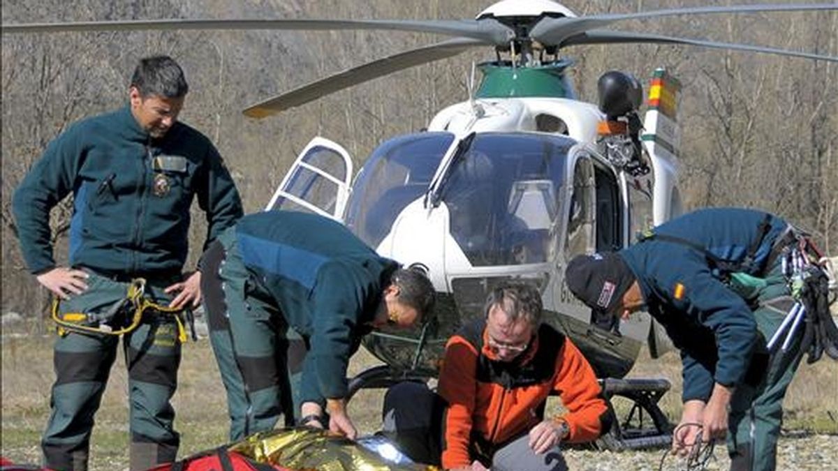 Personal de emergencias en las labores de rescate de un montañero. EFE/Archivo