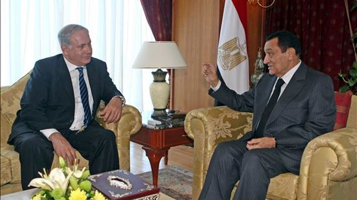 El presidente egipcio, Hosni Mubarak (dcha), mantiene una reunión con el primer ministro israelí, Benjamin Netanyahu, sobre el proceso de paz en Oriente Medio el pasado 3 de mayo en Sharm El-Sheij, en la península del Sinaí (Egipto). EFE/Archivo