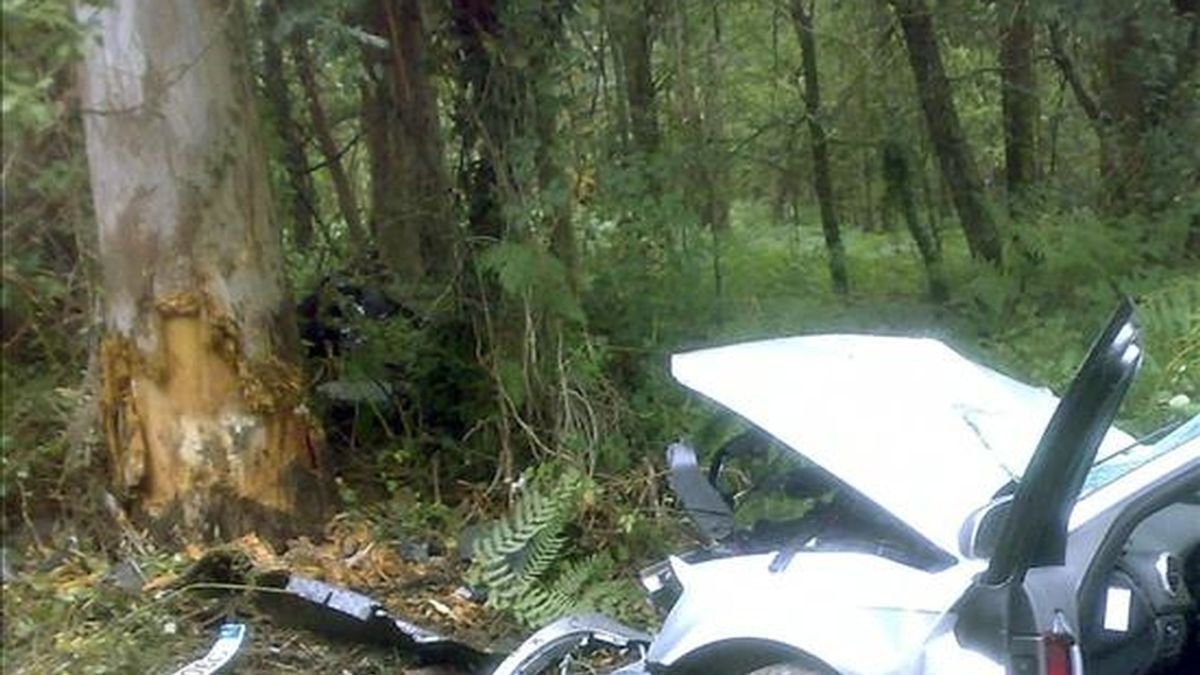 Un hombre ha muerto y otros cuatro han resultado heridos, todos ellos de nacionalidad rumana, al chocar el vehículo en el que circulaban contra un árbol en la carretera M-305 en Aranjuez. EFE/Archivo
