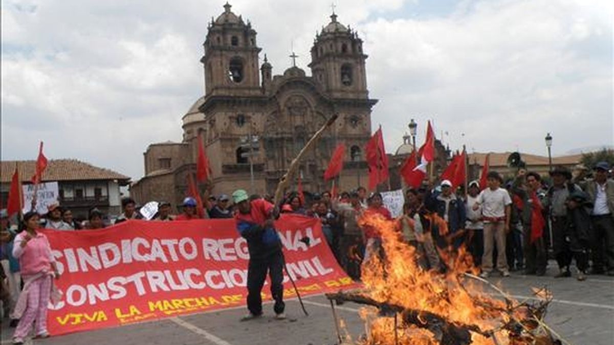 Manifestantes, procedentes de Espinar (Perú), marchan en la Plaza de Armas de Cuzco, ciudad que se unió a la huelga contra un proyecto de irrigación y acató un paro de 48 horas sin transporte público, comercios, servicio de tren ni clases escolares. EFE