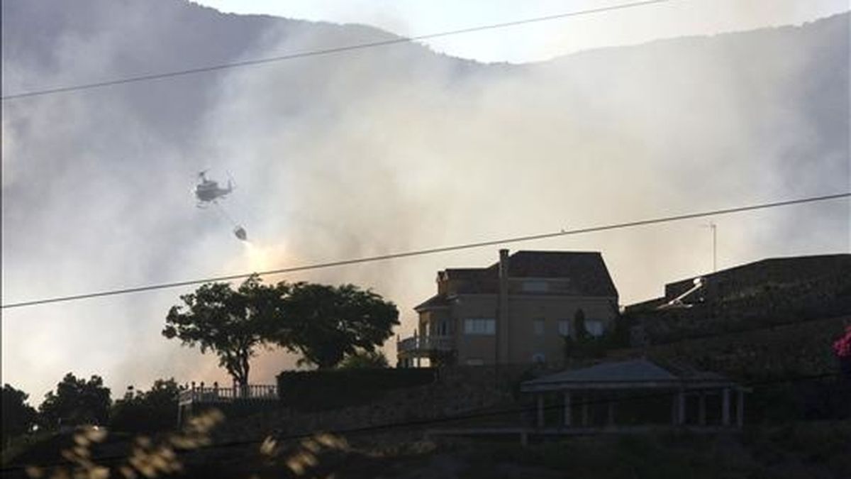 Un helicóptero participa en las teareas de extinción del incendio de Estepona. EFE
