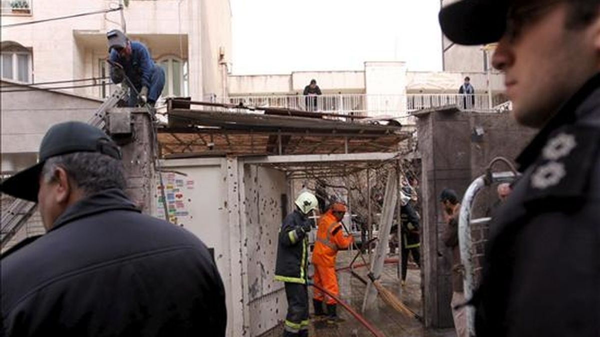 Agentes de la Plicía iraní montan guardia tras la explosión de una bomba en el norte de Teherán (Irán). EFE/Archivo