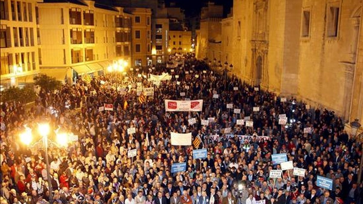 A la manifestación han asistido más de 9.000 personas y ha recorrido las principales calles de Elche (Alicante) para exigir la continuidad del trasvase Tajo-Segura. Vídeo: Atlas.