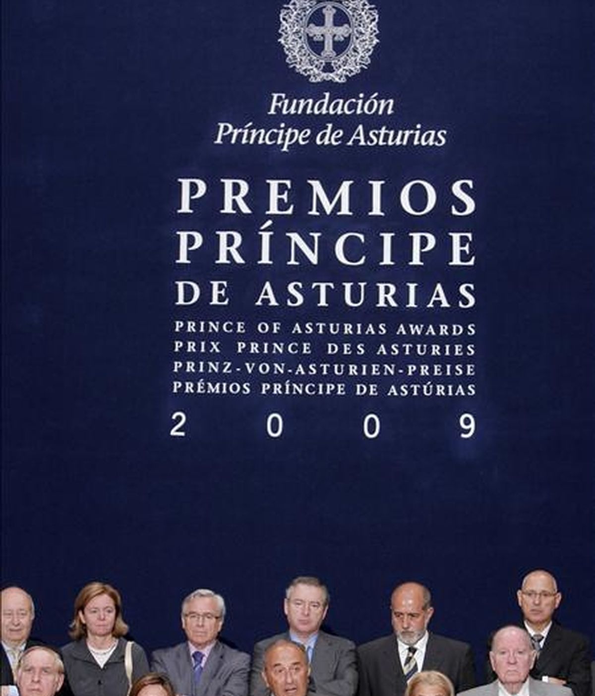 El jurado del Premio Príncipe de Asturias de Comunicación y Humanidades 2009, presidido por el catedrático de Literatura de la Universidad de Salamanca Ricardo Senabre (c), en el momento de leer el acta que otorga el galardón de esta edición a la Universidad Nacional Autónoma de México (UNAM). EFE