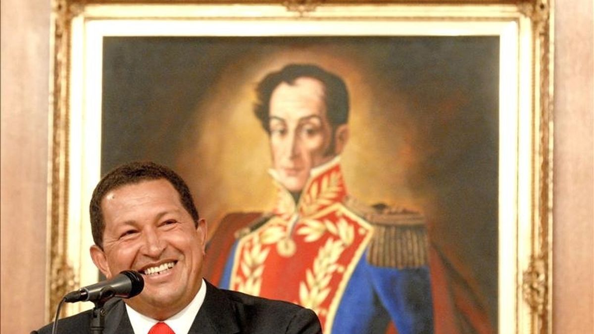 Medios locales publican una encuesta de Consultores 21, en la que se afirma que la popularidad del presidente de Venezuela, Hugo Chávez, ha caído 42 puntos, pasando de un 80% de aceptación en 1999 a un 38 en la actualidad. EFE/Archivo