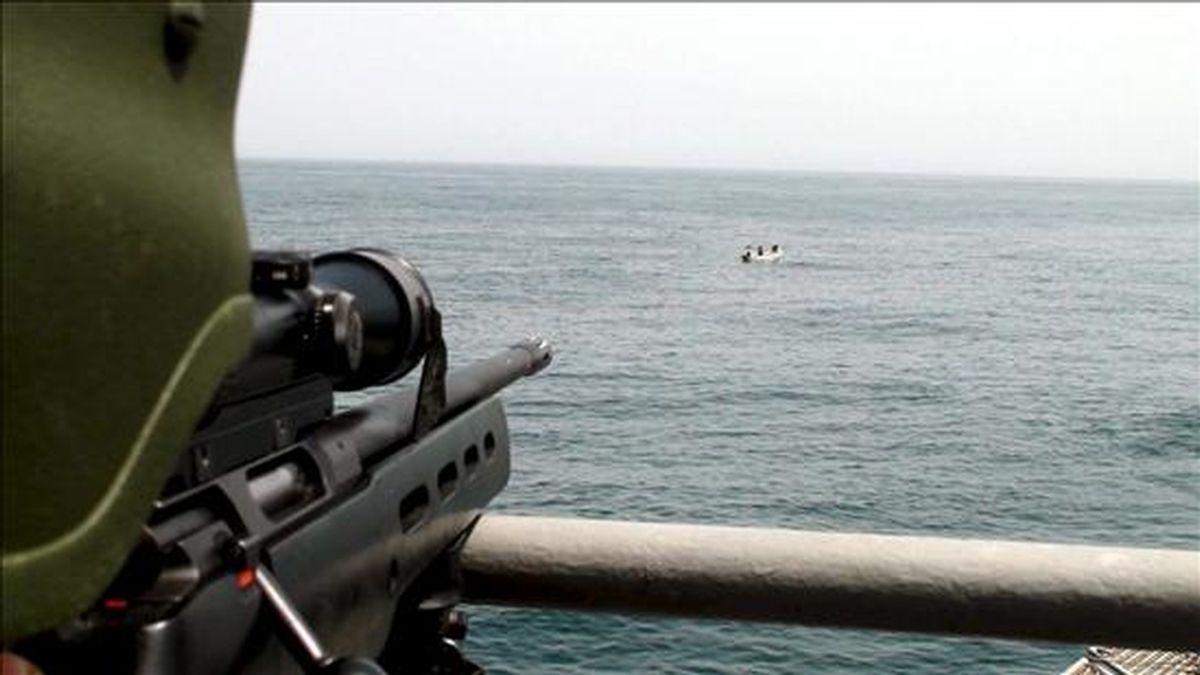 Imagen facilitada en julio de 2009 por el ejército turco, que muestra un militar apuntando al bote donde navegan los 5 presuntos piratas somalís que más tarde fueron capturados por la Marina turca en una operación contra la piratería en el Golfo de Adén. EFE/Archivo