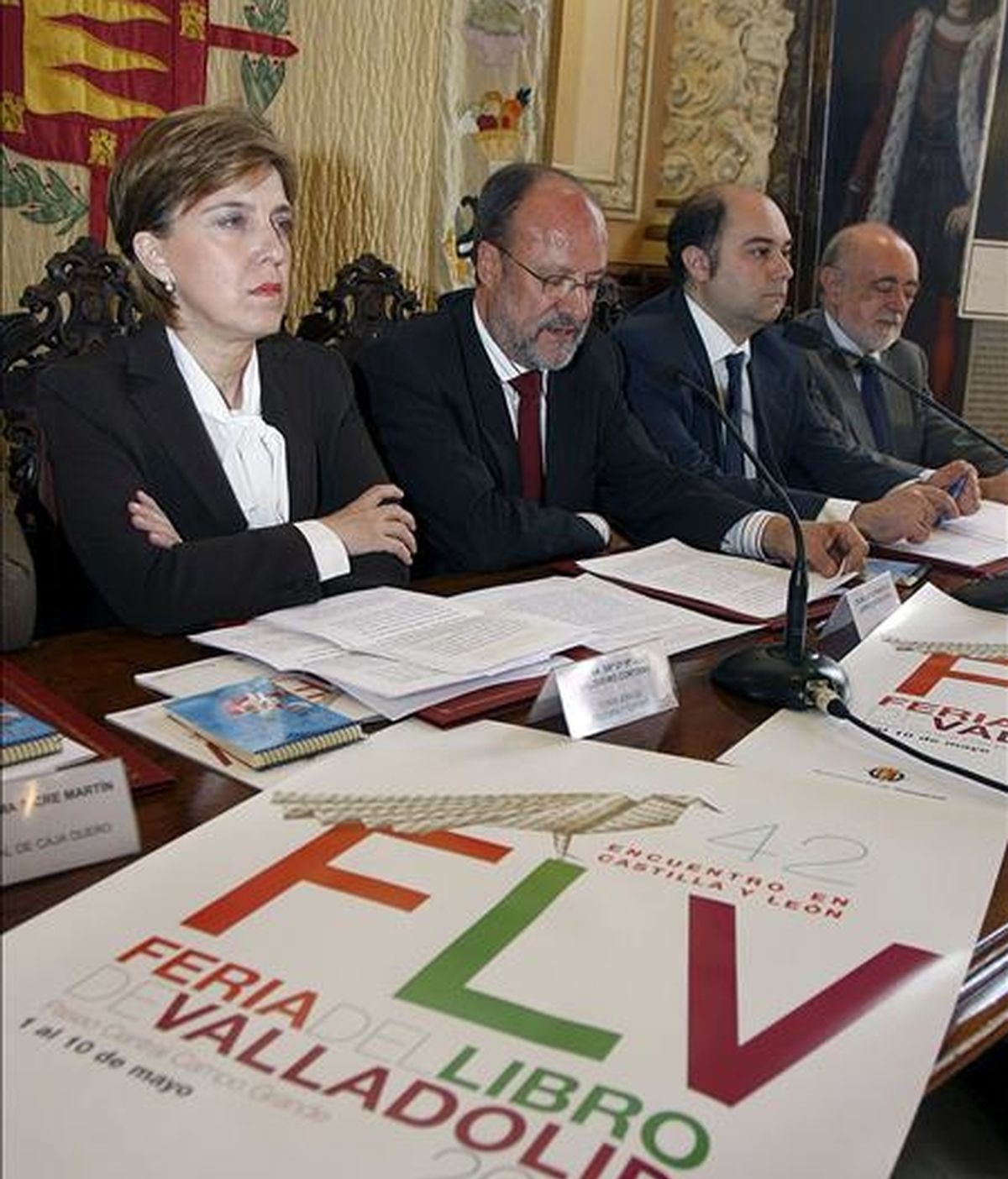 El alcalde de Valladolid, Francisco Javier León de la Riva (2i), y la consejera de Cultura, María José Salgueiro, durante la presentación del programa de la 42 Feria del Libro de esa capital, que se celebrará entre los próximos 1 y 10 de mayo bajo la dirección del poeta hispano-peruano Diego Valverde Villena (3i). EFE