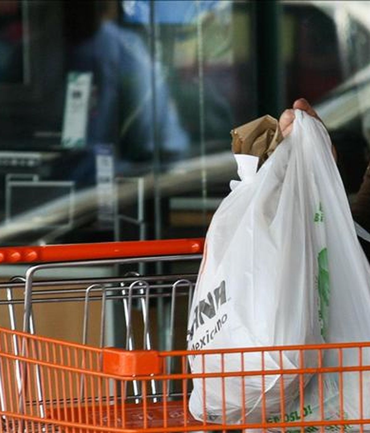 Una mujer compra productos básicos en un supermercado. EFE/Archivo