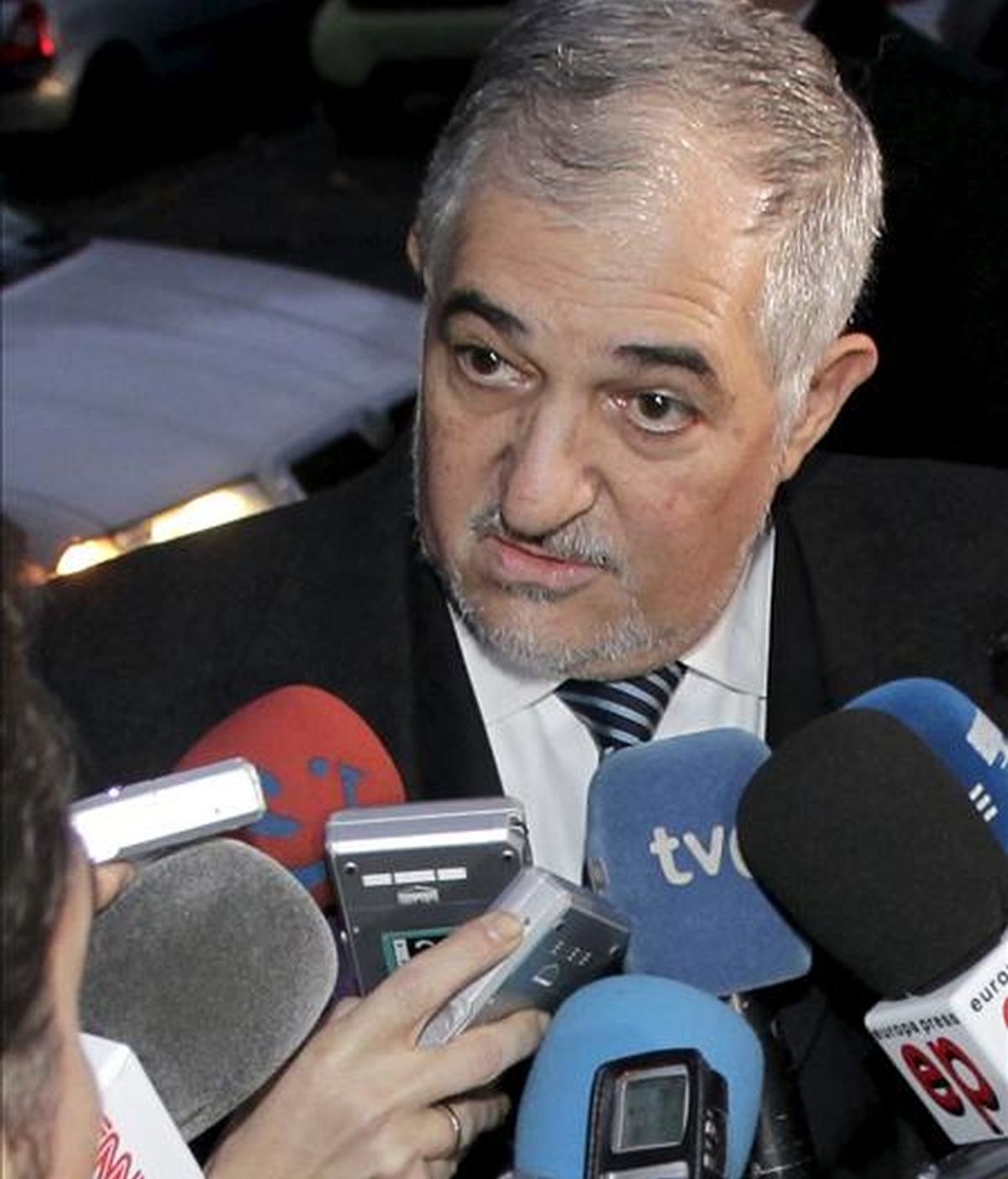 El fiscal general del Estado, Cándido Conde-Pumpido, atendiendo a la prensa a su llegada a la presentación del libro "Violencia, abuso y maltrato de personas mayores", hoy en Madrid. EFE El fiscal general del Estado, Cándido Conde-Pumpido, atendiendo a la prensa a su llegada a la presentación del libro "Violencia, abuso y maltrato de personas mayores", hoy en Madrid. EFE