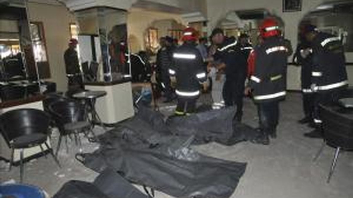 Efectivos de los cuerpos de rescate se preparan para sacar los cuerpos de las víctimas del atentado registrado en el café Argana de la plaza Yemá el Fna de Marraquech. Foto: EFE / Archivo.