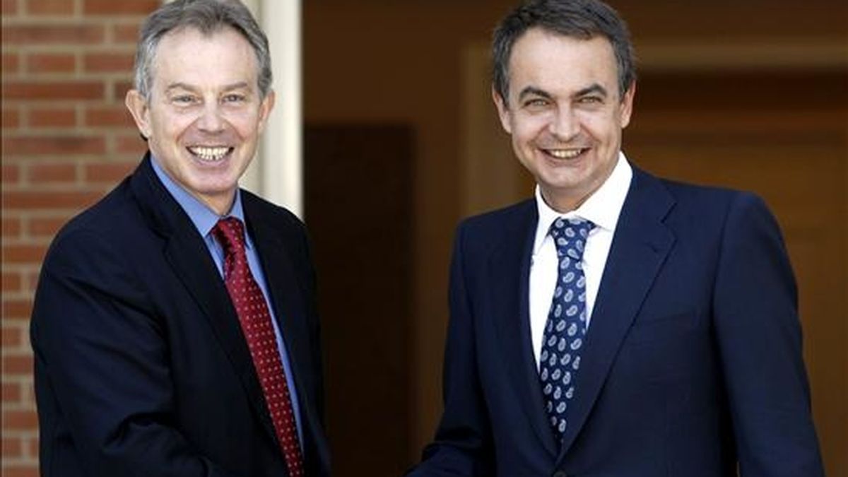 El presidente del Gobierno español, José Luis Rodríguez Zapatero (d), saluda a Tony Blair. EFE/Archivo