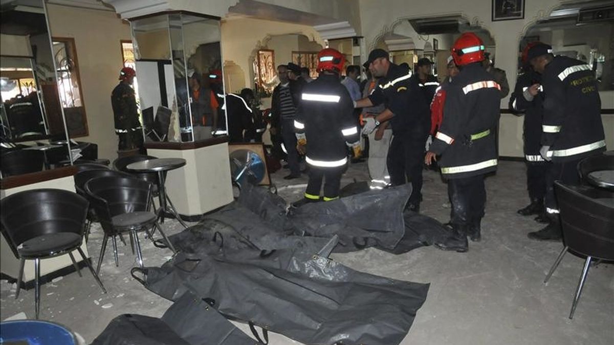 Efectivos de los cuerpos de rescate se preparan para sacar los cuerpos de las víctimas del atentado registrado en el café Argana de la plaza Yemá el Fna de Marraquech, Marruecos. EFE
