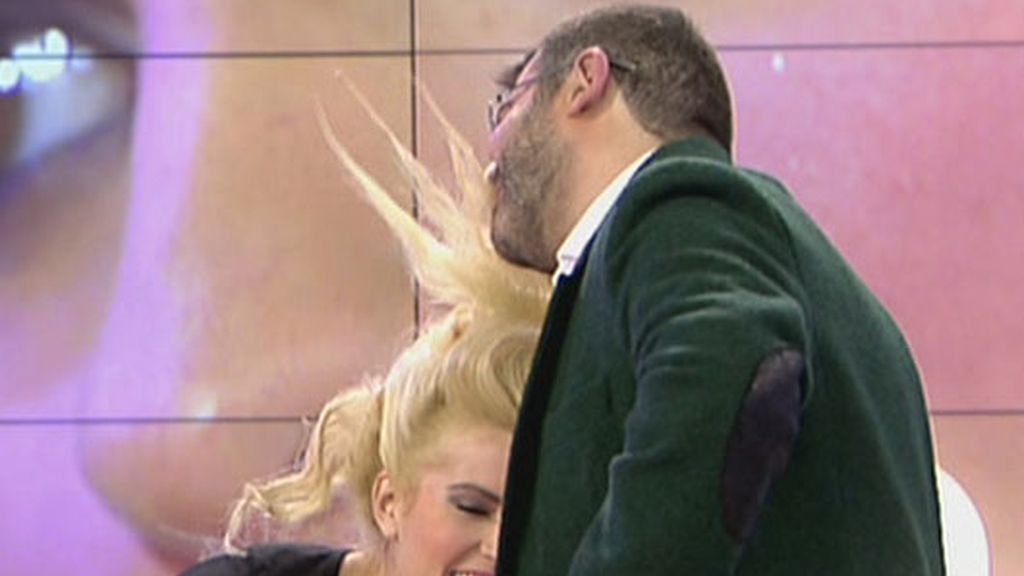 Adriana y su estrambótico peinado