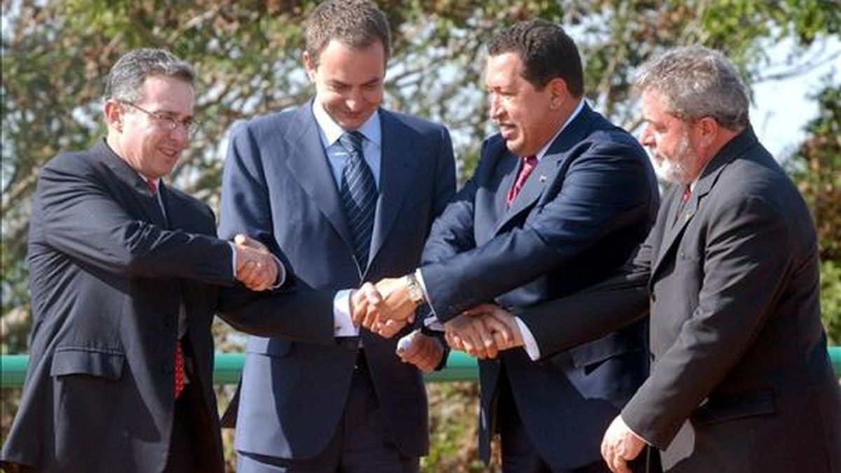(i-d) Los presidentes Álvaro Uribe, de Colombia; José Luis Rodríguez Zapatero, del Gobierno español; Hugo Chávez, de Venezuela, y Luiz Inácio Lula da Silva, de Brasil, estrechando sus manos durante una cumbre celebrada el 29 de marzo de 2005 en Ciudad Guayana (Venezuela). EFE/Miraflores